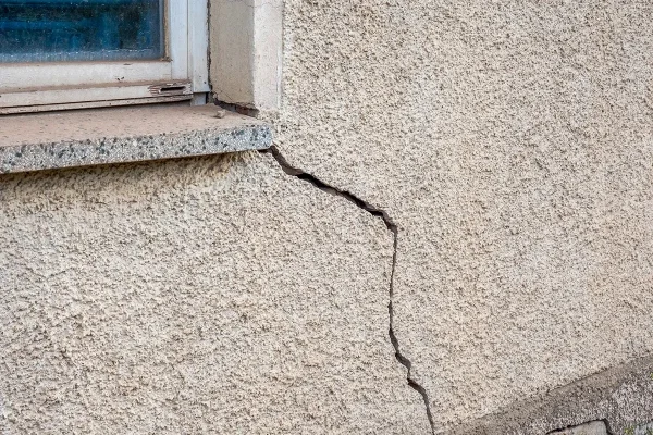 cracks in the foundation walls